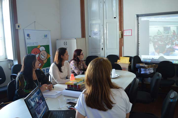 Foto de reunião, sendo apresentado slides do projeto Eleitor do Futuro