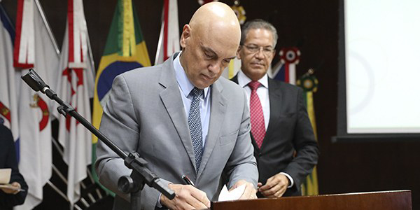 Ministro Alexandre de Moraes assinando parceria