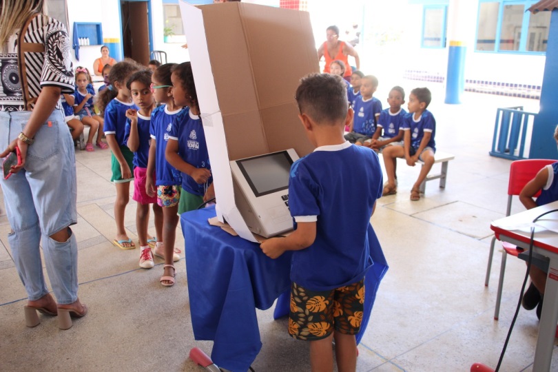 Creche. Crianças de 6 anos conhecendo a urna eletrônica.