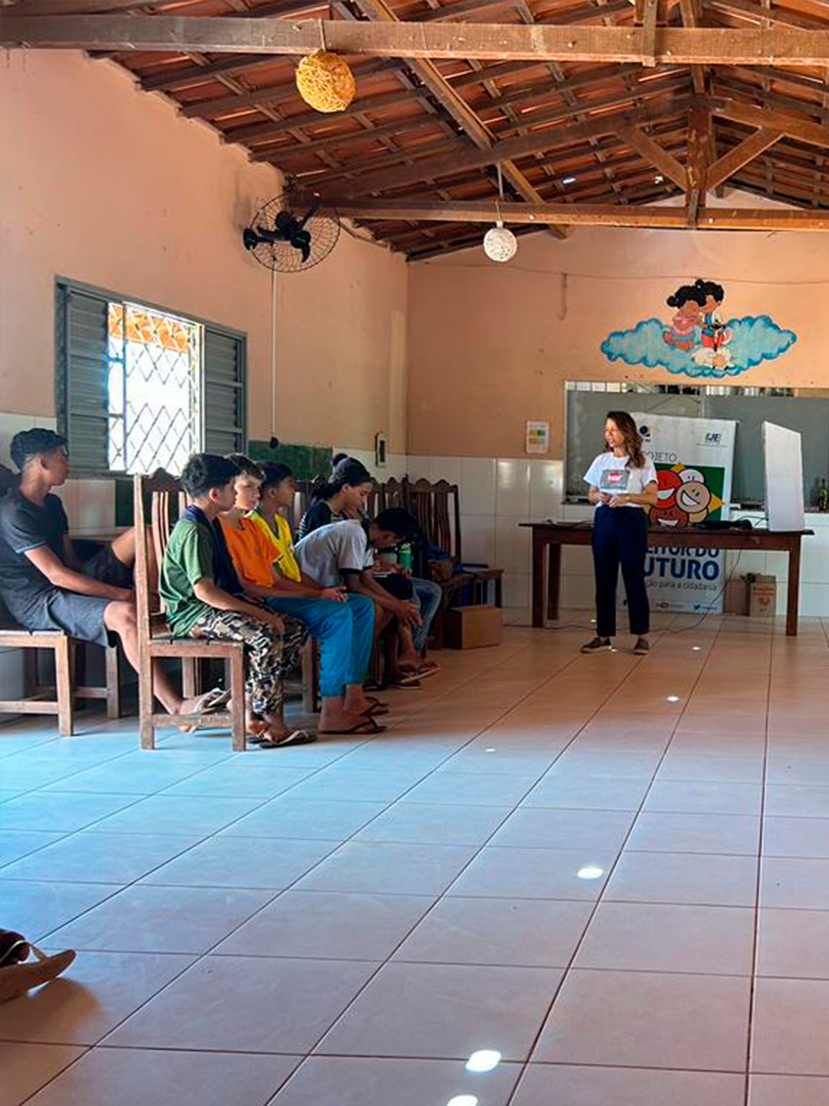 Servidora Ludmila na Escola Família Agrícola