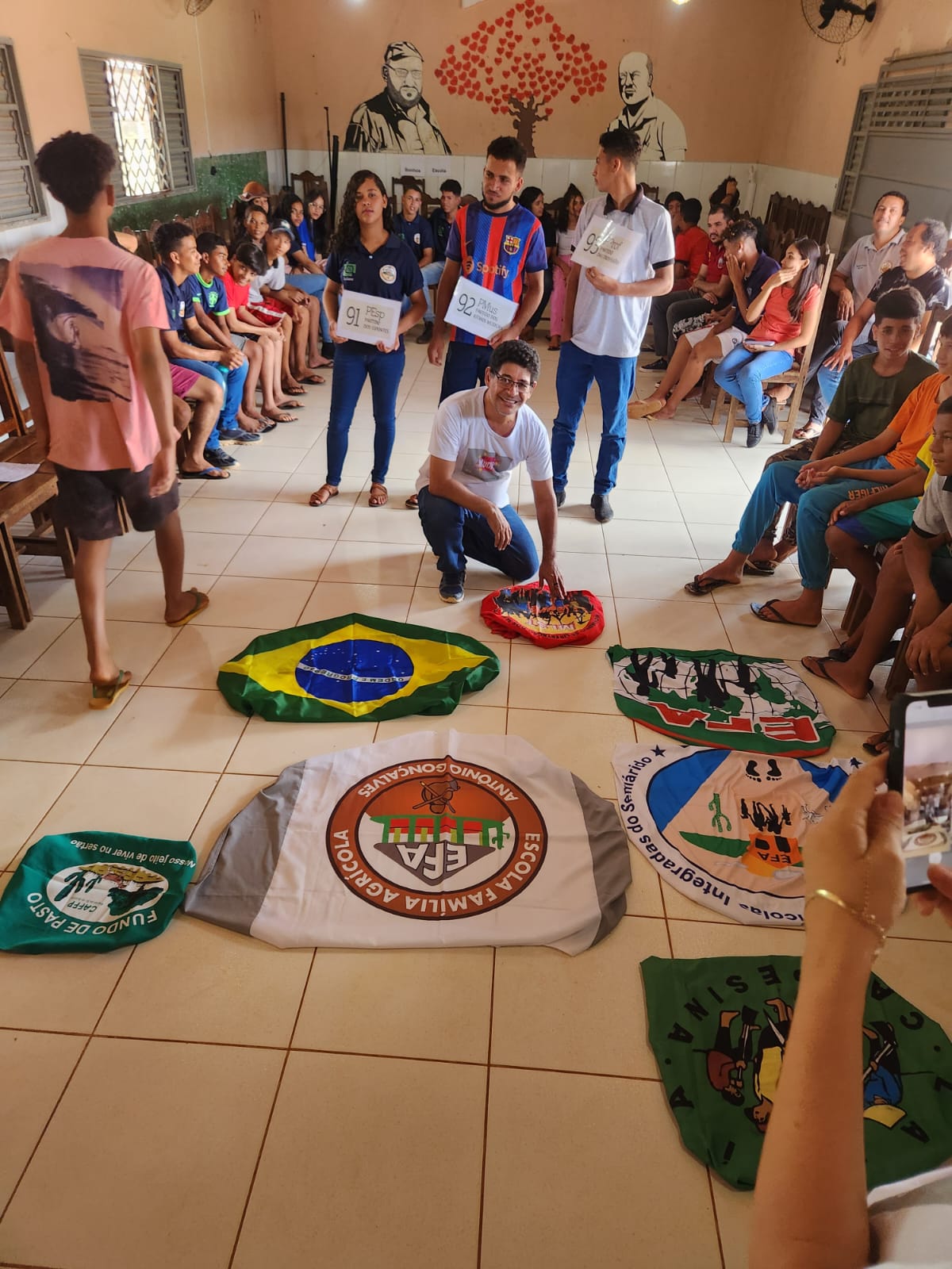 Silas auxiliando os alunos da família agrícola para se apresentarem.