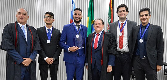 Alunos do IDP em pose pra foto junto com os desembargadores Jatahy Fonseca Júnior e Freddy Pitta Lima.