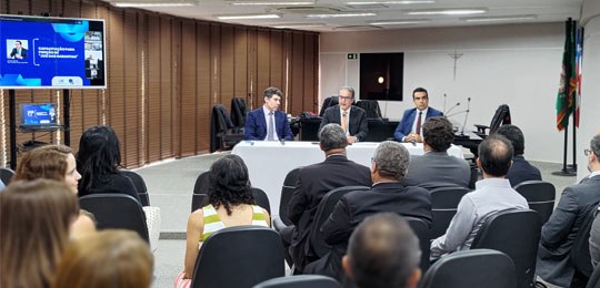 Juiz das Garantias. Desembargadores na mesa. Projeção do curso para platéia de juízes e servidores.