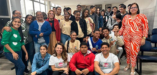 Alunos do ensino médio posando para foto com professora e equipe da EJE-BA.