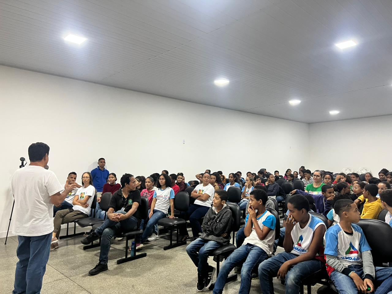 Silas Gomes palestrando para estudantes da escola Bernardo Spector