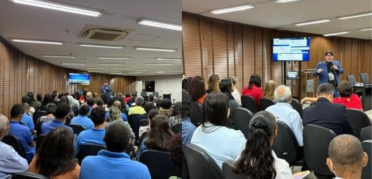 Pra todos verem: foto dividida em duas imagens que mostra a plateia, sob dois pontos de vista,  e o palestrante ao fundo.